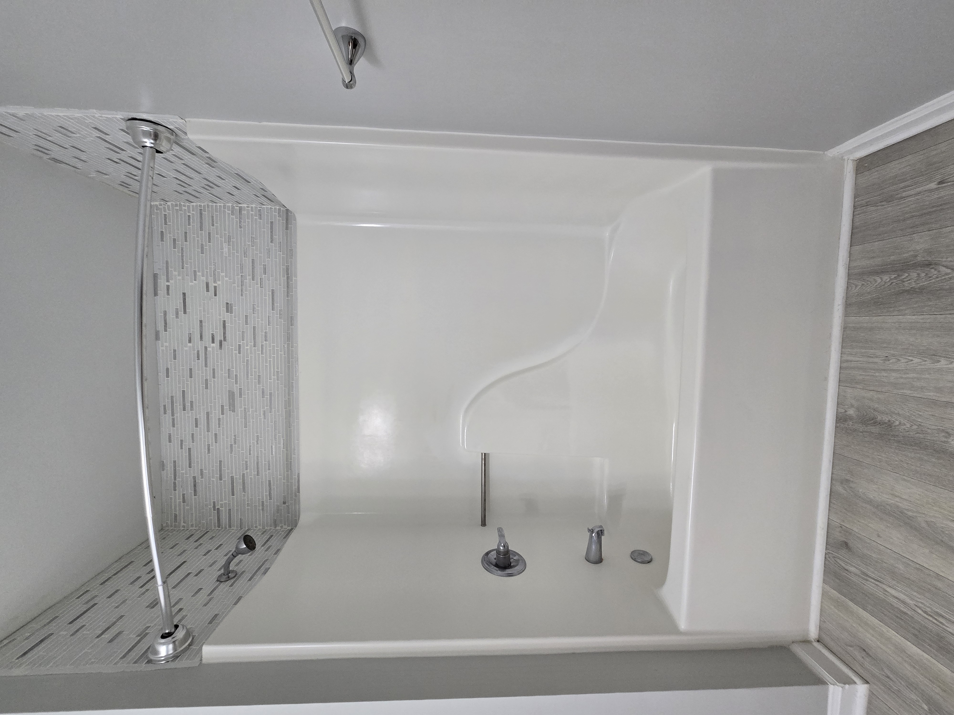 6 Justin Court main bathroom